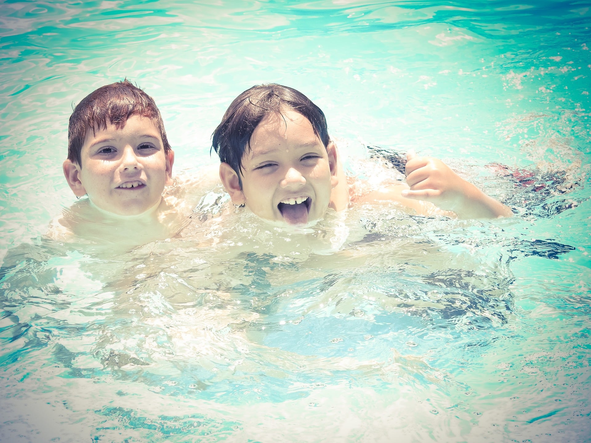 Spielideen, um Ihre Kinder im Pool zu unterhalten