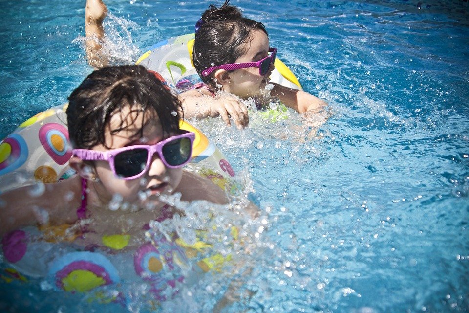 Accessoires indispensables pour vos enfants dans une piscine !