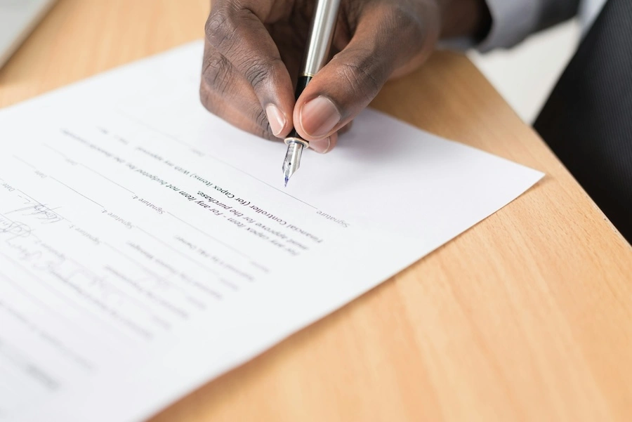Signature d'un dossier administratif dans le cadre d'un projet de construction de piscine
