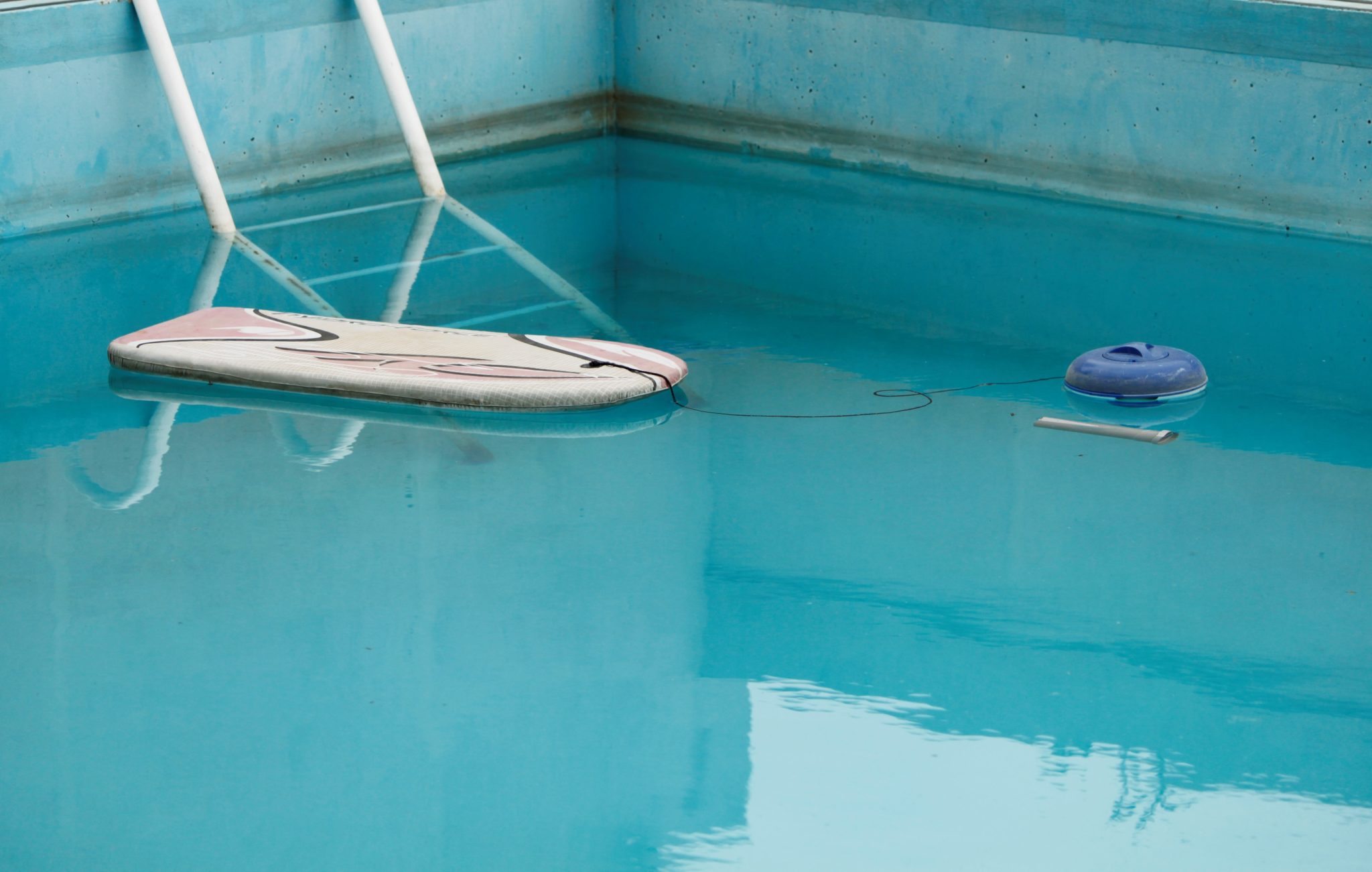 Nettoyage d'une ligne d'eau de piscine