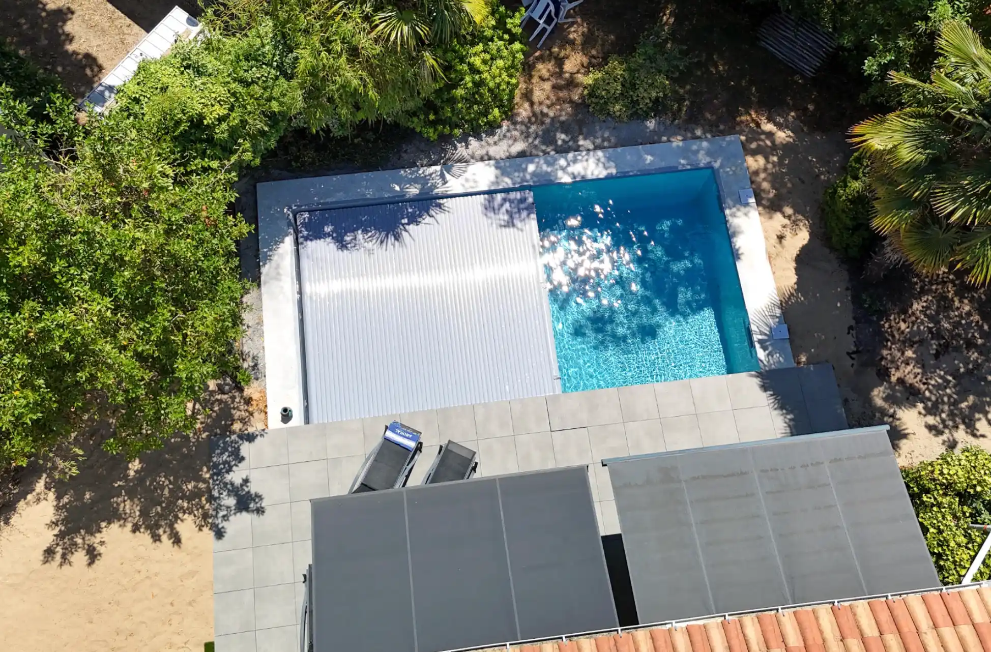piscine coque volet roulant hivernage