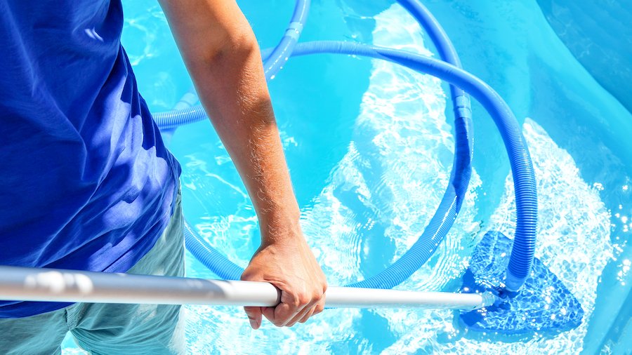 Piscine enterrée : comment réussir le nettoyage de la coque