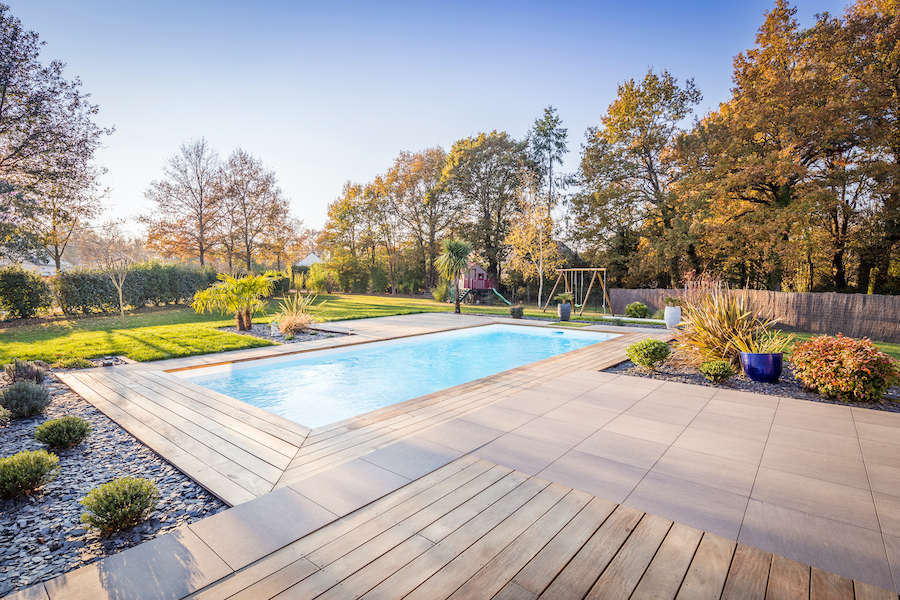 What legal distances must be respected when building a swimming pool?