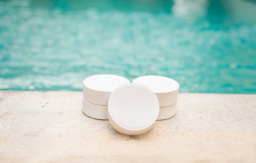 plusieurs floculants en pastille pour désinfecter les piscines