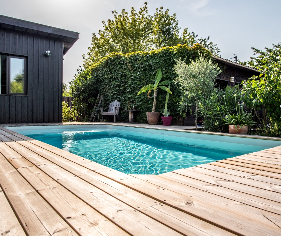 Piscine extérieur avec une eau claire et saine et un contour en bois