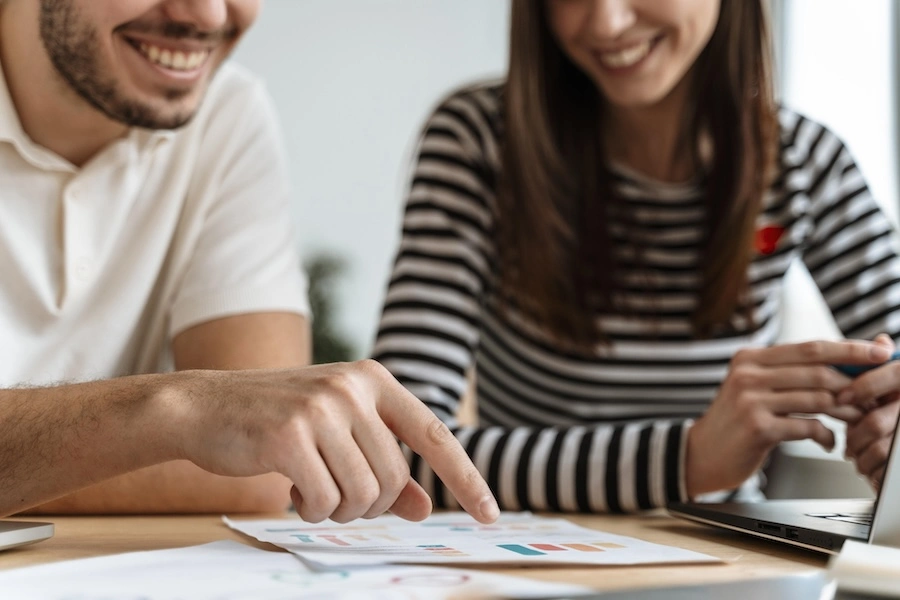 Un jeune couple en train d’étudier leur financement pour leur futur projet de piscine.